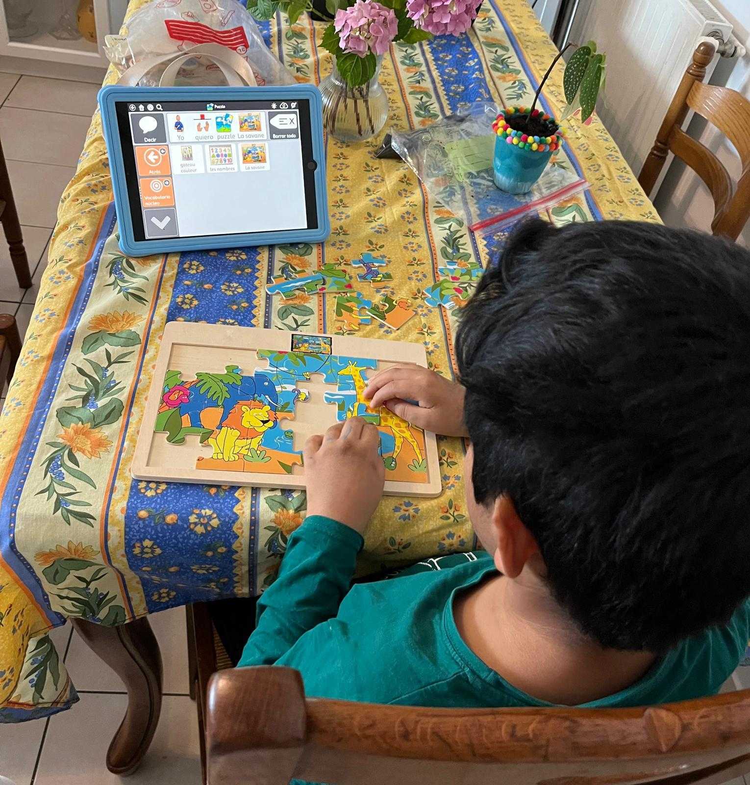 Accompagnement éducatif à domicile — activité puzzle et tablette avec un enfant, Bordeaux Métropole